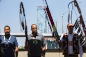 Mitglieder der First Nations halten am Dienstag eine Zeremonie auf einem Teil der Ambassador Bridge ab, während der Brückenverkehr vorübergehend eingestellt war.  Die Verkehrsunterbrechung war kurz, da Demonstranten von beiden Seiten der Grenze auf das Problem des grenzüberschreitenden Reisens für indigene Völker aufmerksam machten.