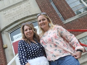 Jamie Fecteau (links) und Laurie Sinasac feiern am Samstag, den 11. Juni 2022, das 100-jährige Jubiläum der Forster Secondary School im West End von Windsor. Beide Frauen absolvierten die Schule 1981.