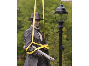 Eine Bronzestatue von Hiram Walker wird am Montag, den 20. Juni 2022, während der Installation an der Ecke Riverside Drive und Devonshire Road gezeigt.