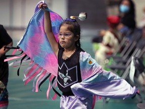 Christiana Kiyoshk tanzt beim Powwow am Freitag in Windsor.