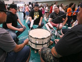Indigene Trommler aus dem Südwesten Ontarios treten am Freitag bei der Eröffnung eines zweitägigen Powwow im St. Clair College SportsPlex in Windsor auf, das für die Öffentlichkeit zugänglich ist.