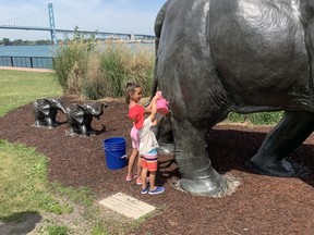 Georgia Crescenzi, 6, wäscht Tembo mit Hilfe ihres dreijährigen Bruders Leo Crescenzi am Samstag, 25. Juni 2022.