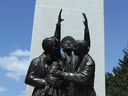 Figuren vom Tower of Freedom-Denkmal in der Innenstadt von Windsor, das die Underground Railroad und ihre Bedeutung in der Geschichte der Windsor-Essex Black anerkennt.  August 2019 fotografiert.