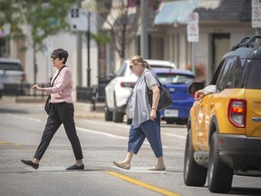 Ein Fahrer wartet, während Fußgänger am Mittwoch, den 29. Juni 2022, den Zebrastreifen auf der Wyandotte Street East an der Chilver Road in Walkerville benutzen.