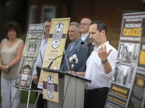 Jake Rondot, président de la Walkerville Business Improvement Association, prend la parole lors d'une conférence de presse mardi au Jubilee Park annonçant les plans de la célébration du 206e anniversaire de Hiram Walker qui aura lieu les 1er et 2 juillet.