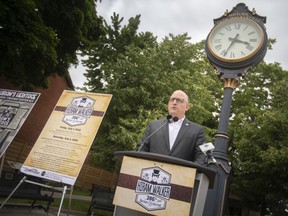 Le maire Drew Dilkens, le mardi 14 juin 2022, annonce les nombreux événements les 1er et 2 juillet pour aider à célébrer le 206e anniversaire du distillateur de whisky Hiram Walker.