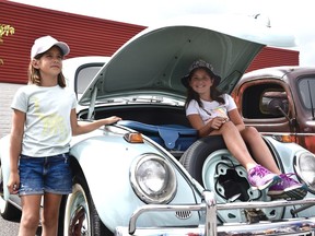 Nela (links) und Maya (rechts) Galinac posieren am 16. Juli 2022 mit dem maßgeschneiderten VW Beetle ihres Vaters beim Hot Wheels Legends Tour Stop in Windsor. FOTO VON KATHLEEN SAYLORS /Windsor Star