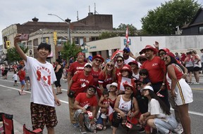 Ein riesiges Selfie für eine riesige Parade – Rot und Weiß dominierten die Mode und die Flaggen bei Paradeteilnehmern und Zuschauern.