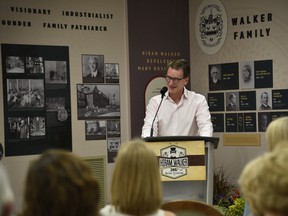Douglas Sanborn, président du conseil d'administration de Willistead Manor, présente une nouvelle exposition dévoilée le 2 juillet 2022, présentant l'histoire de la famille Walker, de la distillerie Hiram Walker, de Walkerville et de Willistead Manor.