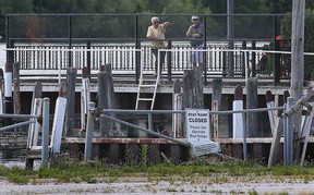 Ende des Weges.  Zwei Männer sind am südlichen Rand des Uferwegs des King's Navy Yard Park in Amherstburg zu sehen.  Der Bürgermeister der Stadt sagte, das eingezäunte Grundstück neben dem Park, auf dem sich einst Duffy's Tavern und ein Jachthafen befanden, sei in den letzten Jahren Gegenstand von Beschwerden der Anwohner gewesen.