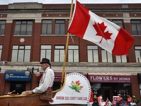 Gordon Haggert a fait un tour plus sec que celui auquel il est habitué alors qu'il pagayait (dans un vrai canoë) sur Wyandotte Street East avec d'autres membres du Windsor Essex County Canoe Club lors du défilé de la fête du Canada 2022 de vendredi.