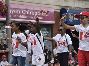 Die Menschenmassen wurden für Windsors Parade zum Canada Day 2022, die erste Windsor-Parade seit der COVID-19-Pandemie, in ihre beste rot-weiße Kleidung geschmückt.