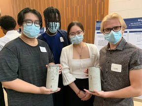 De gauche à droite : Jue Wang, Tunde Omotosho, Yifei Sun et Sam Bachtold, étudiants en génie civil de l'Université de Windsor, tiennent des échantillons de béton précontraint - une partie de leur exposition sur le projet de synthèse au Centre Ed Lumley pour l'innovation en ingénierie le 29 juillet 2022.