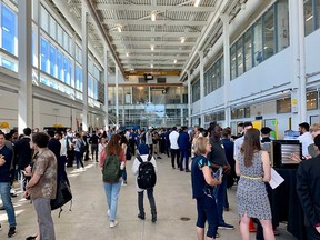 Les étudiants en génie et les professeurs de l'Université de Windsor remplissent le laboratoire d'essais mécaniques du Centre Ed Lumley pour l'innovation en ingénierie le 29 juillet 2022.