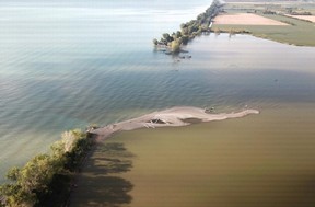 Der Barrierestrand, der Hillman Marsh vom Eriesee trennt, ist laut Anwohnern zu einem immer breiter werdenden Tor für Wasser geworden, das in die nahe gelegenen Häuser eindringt und sie bedroht.  (Foto mit freundlicher Genehmigung der Leamington Shoreline Association)