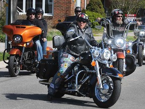 Les passionnés de moto se préparent à rouler pour un événement Hogs for Hospice à Kingsville en 2019.