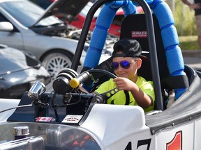 Emanuel Man, 10, setzt sich am 16. Juli 2022 hinter das Steuer eines Teilnehmers der Autoshow Hot Wheels Legends Tour in Windsor. FOTO VON KATHLEEN SAYLORS /Windsor Star