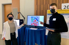 Les étudiants en génie informatique de l'Université de Windsor, Shahed El Baba, 21 ans, et Philip Lewoc, 22 ans, présentent le système de reconnaissance Lego qu'ils ont créé pour leur projet de synthèse - une partie des expositions au Centre Ed Lumley pour l'innovation en ingénierie le 29 juillet 2022.