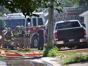 Ein Luftlastwagen von Windsor Fire wurde in der Gasse zwischen den Straßen Windermere und Lincoln positioniert, damit Feuerwehrleute am Samstag, den 9. Juli 2022, ein Feuer in einem Haus im Block 1300 der Lincoln Road bekämpfen konnten.