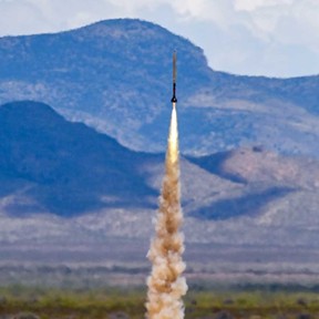 La fusée « Windsoars » est lancée au Spaceport America au Nouveau-Mexique en juin 2022. Image de Tahoma Photography, avec l'aimable autorisation de l'équipe « Windsoars » de l'Université de Windsor.