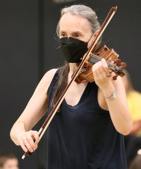 Michèle Dumoulin, stellvertretende Schulleiterin, zweite Geigen, beim Windsor Symphony Orchestra, wird am 22. Juli 2022 mit der Abschlussklasse der Geiger von „The String Project“ an der Frank W. Begley Public School gezeigt.