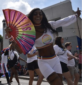 Liebe ist Liebe.  Die Organisation Detroit Pistons nahm am Sonntag an der Windsor-Essex Pride Fest Parade teil.