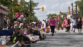 Menschenmassen kamen trotz großer Hitze, um die Windsor-Essex Pride Parade am Sonntag entlang der Ottawa Street, 7. August 2022, anzufeuern.