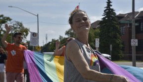 Während der Pride Parade am Sonntag, die im Lanspeary Park endete, wo die Feierlichkeiten im Rahmen der Feierlichkeiten zum 30. Jahrestag der Pride in Windsor und Essex County fortgesetzt wurden, wurden viele bunte Flaggen durch die Ottawa Street getragen.