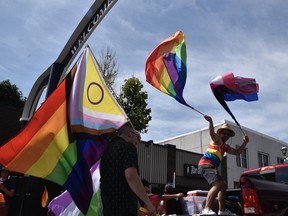 „Willkommen“ in der Ottawa Street.  Teilnehmer der regenbogenfarbenen University of Windsor gehörten zu den vielen, die an der Windsor-Essex Pride Fest Parade am Sonntag teilnahmen.