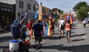 Die Ottawa Street war am Sonntag im Rahmen der Aktivitäten der Pride Fest-Parade stundenlang für den Nicht-Parade-Verkehr gesperrt.  Beamte des Windsor Police Service und Hilfsmitglieder entlang der Route trugen die markanten Regenbogenflecken, „um die LGBTIQ2S+-Mitglieder unseres Dienstes und die Gemeinschaft, der wir dienen, zu feiern“.