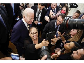 Le président américain Joe Biden prend des photos à la Maison Blanche le 10 août avec des invités après avoir signé la loi PACT pour aider les anciens combattants.  Plus tôt cette année, il était considéré comme lent et sénile.  Maintenant, il est astucieux et réussi, un revers de fortune olympien.