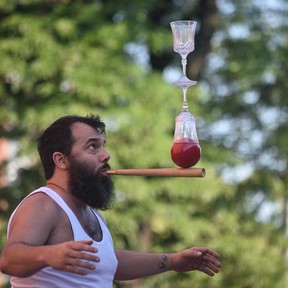 Busker Andy Giroux alias Limited Edition Andy tritt am 6. August 2022 mit einem Cyr Wheel im Busk On the Block im Stadtteil Walkerville in Windsor auf.