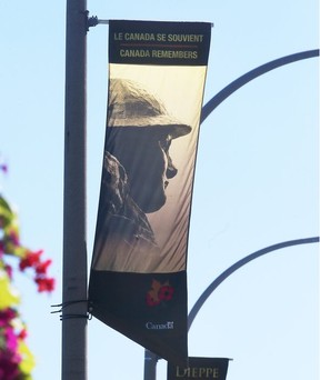 Eines der Straßenbanner zum Gedenken an „Dieppe 1942“, das Windsor von Veterans Affairs Canada anlässlich des 80. Jahrestages des Dieppe-Überfalls übergeben hat, wird am Donnerstag, den 11. August 2022, auf dem Riverside Drive West in der Innenstadt von Windsor gezeigt.