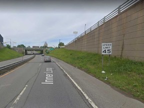 Die nach Westen führenden Fahrspuren des Inner Loop Expressway in der Innenstadt von Rochester, New York, sind in diesem Google Maps-Bild zu sehen.