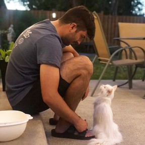 Anthony Trayner aus Windsor und eines seiner geliebten Haustiere, eine Katze namens Snowball.