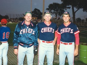 De gauche à droite, le voltigeur des Windsor Chiefs Rob Murphy, l'ancien joueur de la Ligue majeure Bill 'Spaceman Lee' et le manager Tom Valcke de 1986. La photo est une gracieuseté de Valcke et Steve Vorkapich a pris la photo.