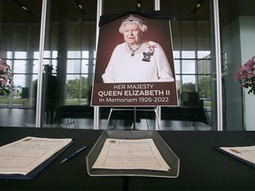 Ein Kondolenzbuch zu Ehren von Königin Elizabeth II. wird am Montag, den 12. September 2022 im Rathaus von Windsor gezeigt. Das Buch wurde in der Lobby des Rathauses aufgestellt, wo es für die nächsten fünf Tage bleiben wird.