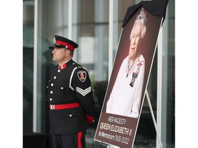 Ein Foto von Königin Elizabeth II. wird am Montag, dem 12. September 2022, in der Windsor City Hall gezeigt. Die Ausstellung ist Teil eines Kondolenzbuchs, das in der Lobby aufgestellt wurde.
