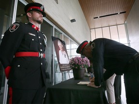 Jason Bellaire, rechts, amtierender Polizeichef von Windsor, unterzeichnet am Montag, den 12. September 2022, im Rathaus von Windsor ein Kondolenzbuch zu Ehren von Königin Elizabeth II. Das Buch wurde in der Lobby des Rathauses aufgestellt, wo es bis zum nächsten bleiben wird fünf Tage.