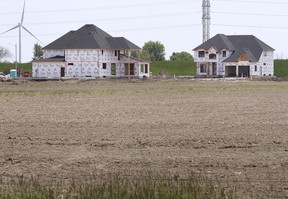 De nouvelles maisons en construction près des terres agricoles juste à l'est de la ligne Renaud à Lakeshore sont présentées dans cette photo d'archive du 20 mai 2021. Les terres agricoles de la région sont de plus en plus achetées par des investisseurs et des spéculateurs intéressés à développer ces terres.