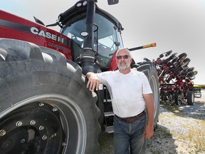 L'agriculteur riverain Léo Guilbeault est montré chez lui dans cette photo d'archive du 20 mai 2021.  Il fait partie des producteurs ontariens inquiets du rythme rapide de la disparition des terres agricoles en raison de l'étalement urbain.