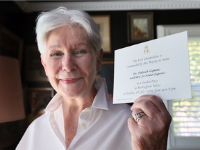 Die Stadträtin von Windsor, Jo-Anne Gignac, zeigt am Donnerstag, den 8. September 2022, die Einladung, die sie 2009 erhielt, als sie an einer Gartenparty im Buckingham Palace teilnahm und Königin Elizabeth II. traf.
