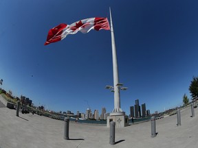 Die Great Canadian Flag in der Innenstadt von Windsor weht am Donnerstag, den 8. September 2022 auf Halbmast zu Ehren von Königin Elizabeth II., die im Alter von 96 Jahren verstorben ist.