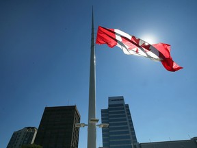 Die Great Canadian Flag in der Innenstadt von Windsor weht am Donnerstag, den 8. September 2022 auf Halbmast zu Ehren von Königin Elizabeth II., die im Alter von 96 Jahren verstorben ist.