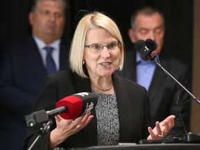 Die stellvertretende Premierministerin und Gesundheitsministerin von Ontario, Sylvia Jones, spricht während einer Pressekonferenz am Dienstag, den 27. September 2022 im WFCU Center in Windsor.