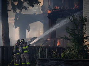 Les pompiers concentrent un tuyau sur un incendie de maison dans le bloc 1100 de Walker Road à Windsor le 21 septembre 2022.
