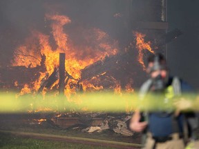 Une vue des flammes lors d'un incendie de maison dans le bloc 1100 de Walker Road à Windsor le 21 septembre 2022.
