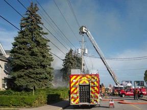 Une unité de lutte contre les incendies déploie sa tour aérienne pour faire face à un incendie de maison dans le bloc 1100 de Walker Road à Windsor le 21 septembre 2022.