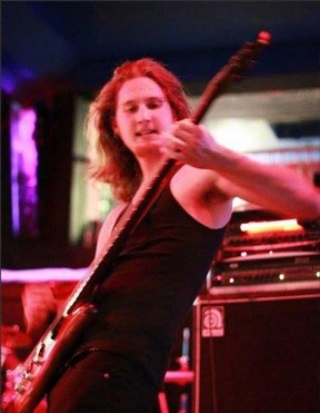 Jordan 'Cainer' Caine, musicien de Windsor et victime de suicide, joue de la basse sur scène sur une photo gracieuseté de ses amis.