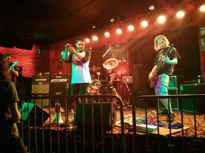 Le musicien de Windsor Jordan Caine (à droite) se produit avec le groupe local de reprises Tool Laval.